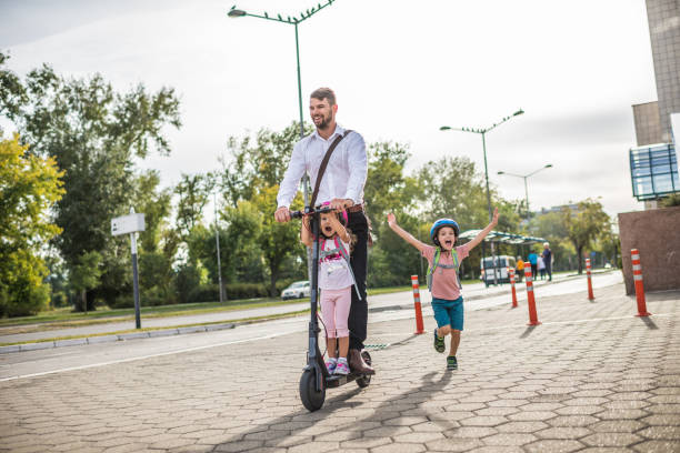 Медленный для дороги, быстрый для пешеходов. Нужно ли запрещать электросамокаты?